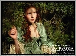 Perfume, Rachel Hurd-Wood, suknia, iglaki