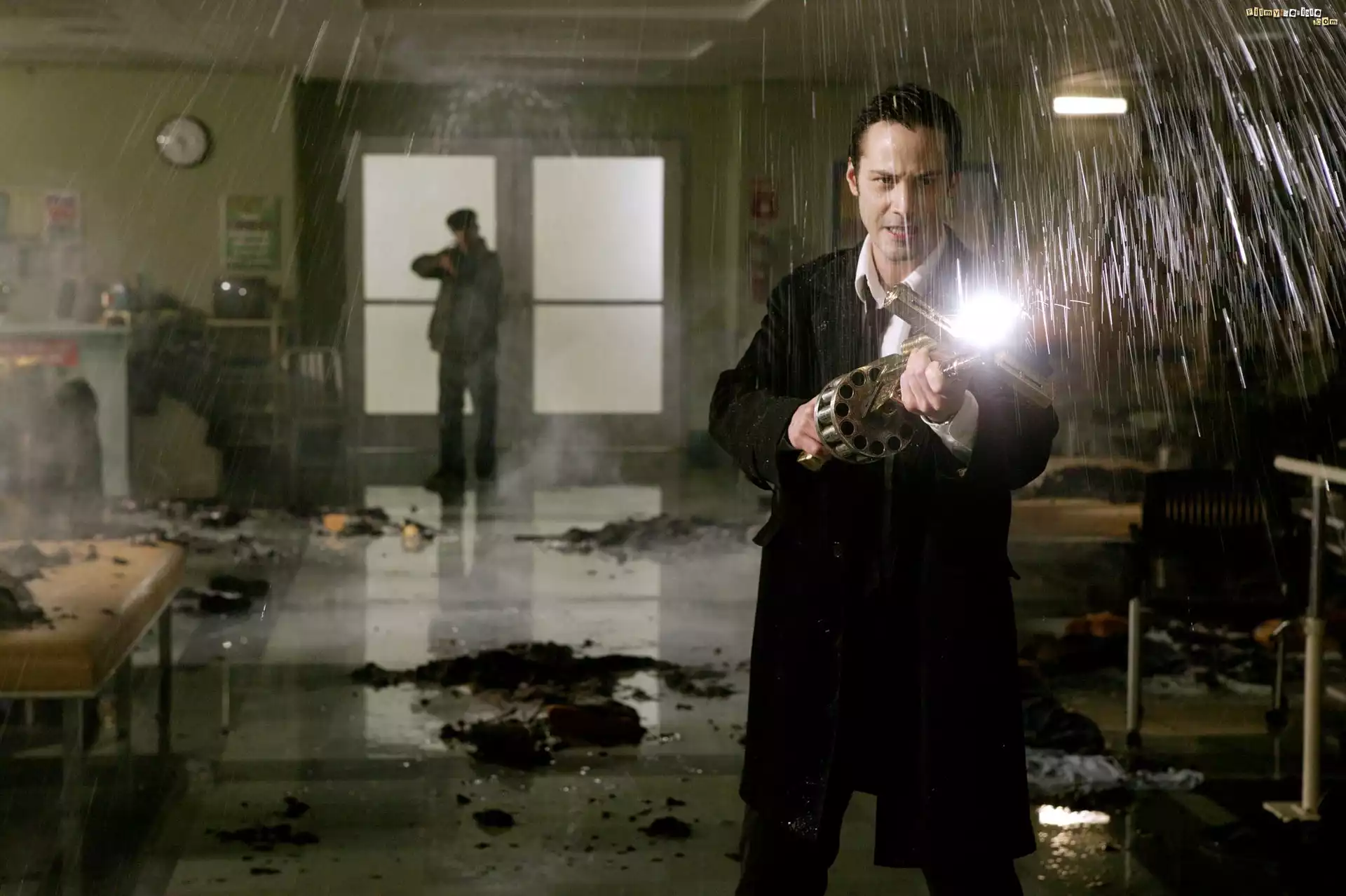 Constantine, Keanu Reeves, strzela, mieszkanie, natrysk