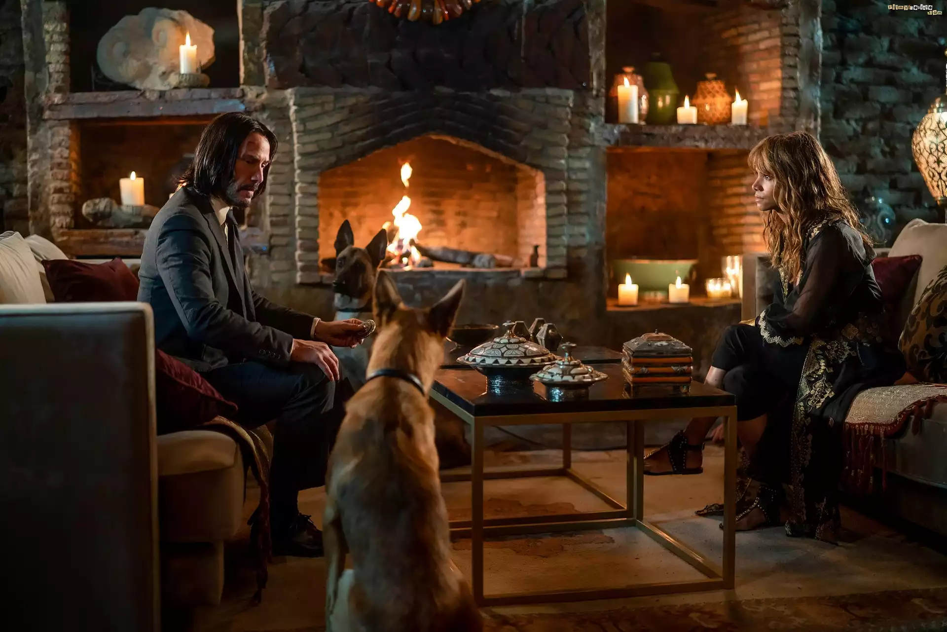 Film, John Wick 3, Aktor, Keanu Reeves, Aktorka, Halle Berry, Psy, Pokój, Kominek