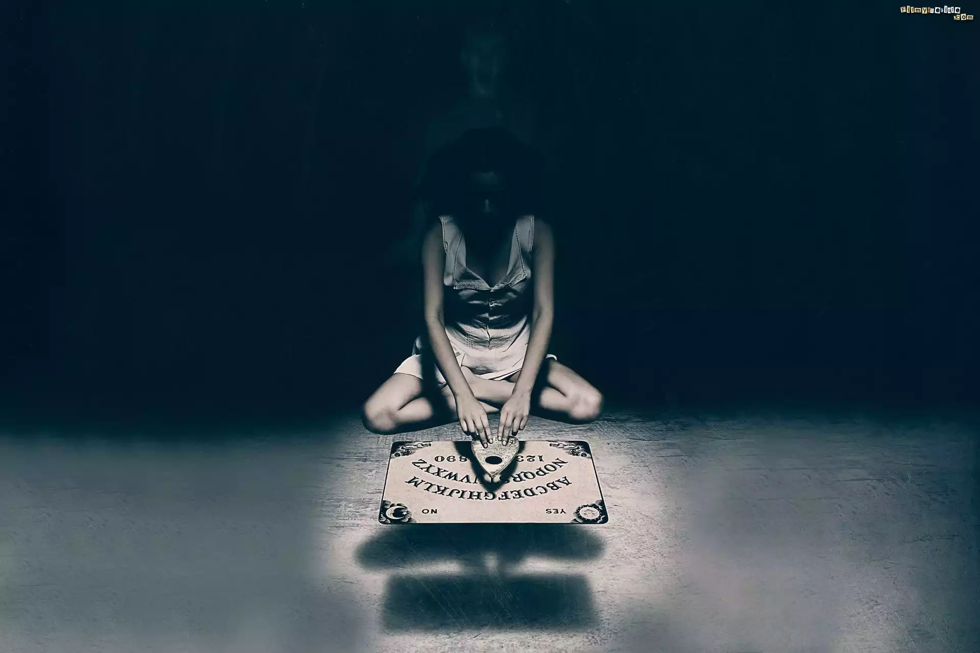 Kobieta, Duch, Diabelska plansza Ouija