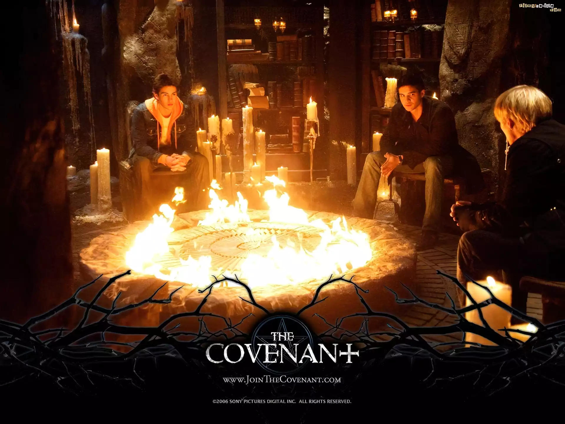 The Covenant, świece, ogień, księgi, chłopacy
